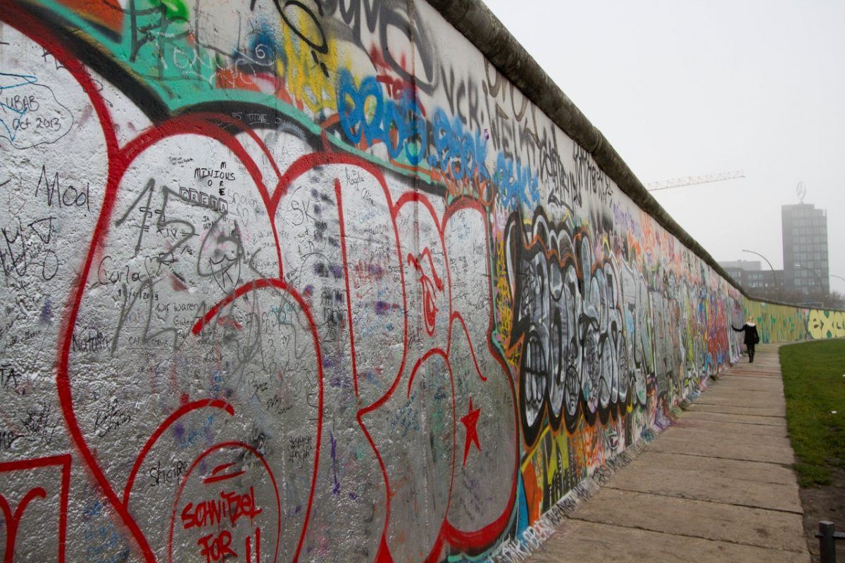 Стена 90. Улицы Берлинская стена. Germany Memorial of the Berlin Wall. Берлинская стена на Курской. Берлинская стена Раскрашенная.